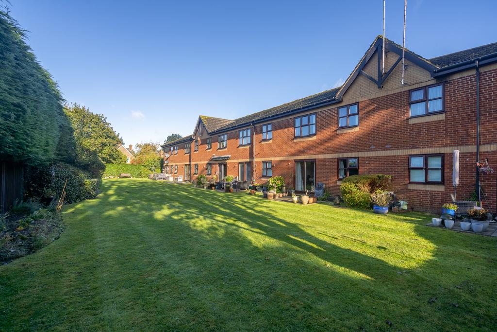 Magnolia Court, Victoria Road, Horley, RH6 1 bed flat for sale £100,000