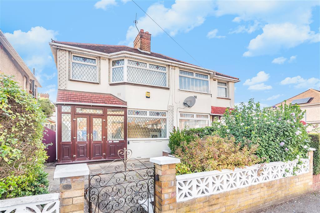 Mildred Avenue, Hayes, Middlesex, UB3 1TN 3 bed semidetached house £