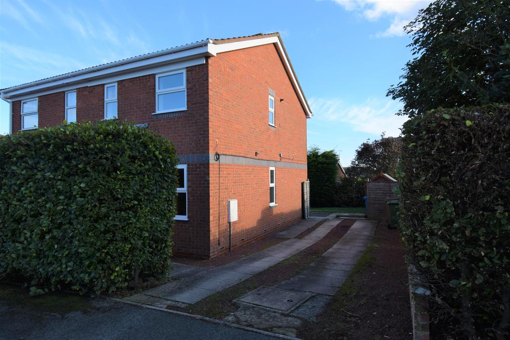 The Lawns, Bridlington 2 bed townhouse £650 pcm (£150 pw)