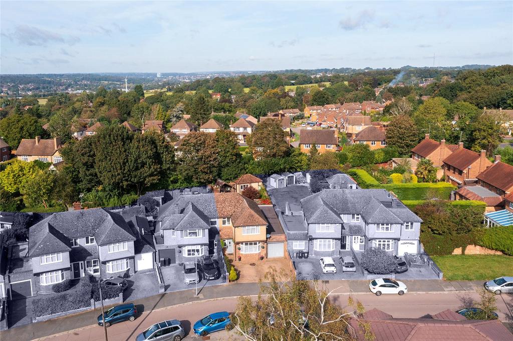 Broomfield Rise, Abbots Langley... 3 bed semidetached house £700,000
