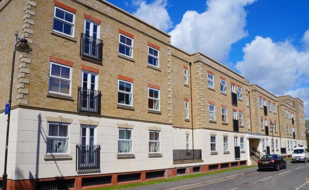 Copperfield Court, Dickens Heath... 2 bed apartment £186,000
