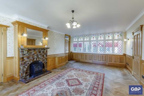 3 Pettits Lane, Romford, RM1 4HL