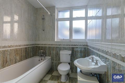 3 Pettits Lane, Romford, RM1 4HL