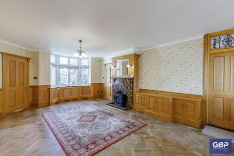 3 Pettits Lane, Romford, RM1 4HL