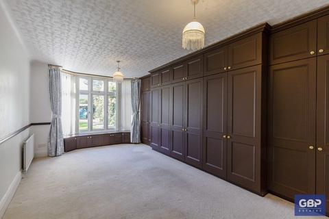 3 Pettits Lane, Romford, RM1 4HL