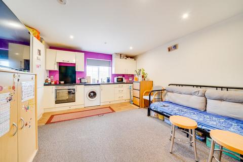 2 bedroom apartment for sale - Coronation Avenue, Royston