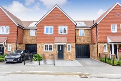 3 bedroom terraced house to rent, Moy Green Drive, Horley RH6