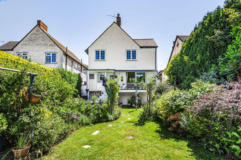 Reddown Road, Coulsdon CR5 4 bed detached house £600,000