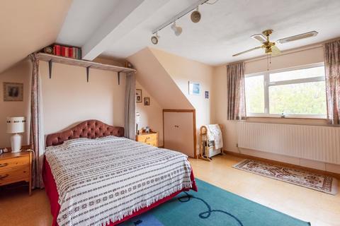 2 Whitethorn Avenue, Coulsdon, CR5 2PP