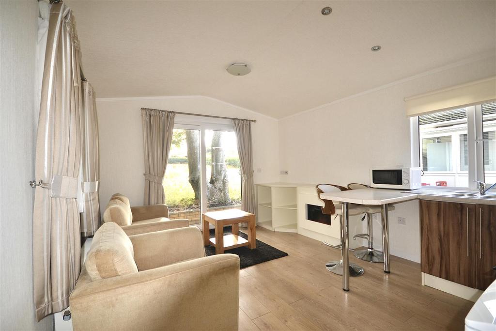 Cedar Vale Park Homes, Croesyceiliog... 2 bed park home £70,000