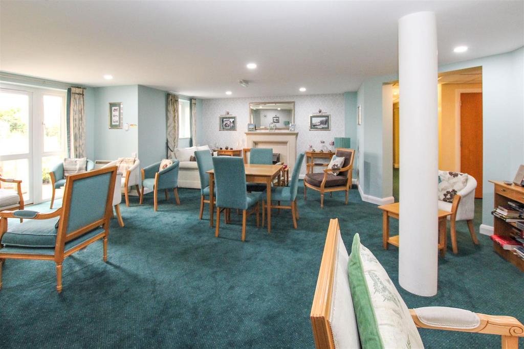 Hollis Court- Resident's Lounge.jpg