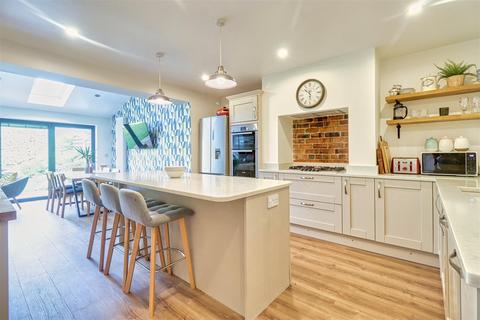 7 Airedale Grove, Horsforth, Leeds, LS18 5EF