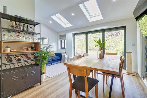 7 Airedale Grove, Horsforth, Leeds, LS18 5EF