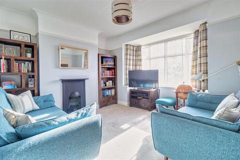 7 Airedale Grove, Horsforth, Leeds, LS18 5EF