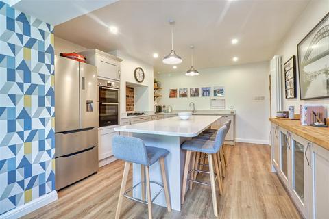 7 Airedale Grove, Horsforth, Leeds, LS18 5EF