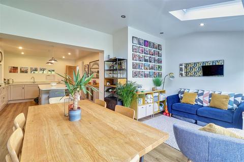 7 Airedale Grove, Horsforth, Leeds, LS18 5EF