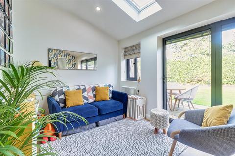 7 Airedale Grove, Horsforth, Leeds, LS18 5EF