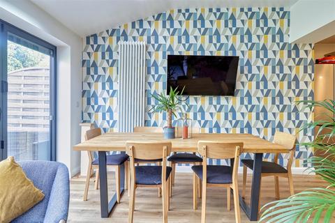 7 Airedale Grove, Horsforth, Leeds, LS18 5EF