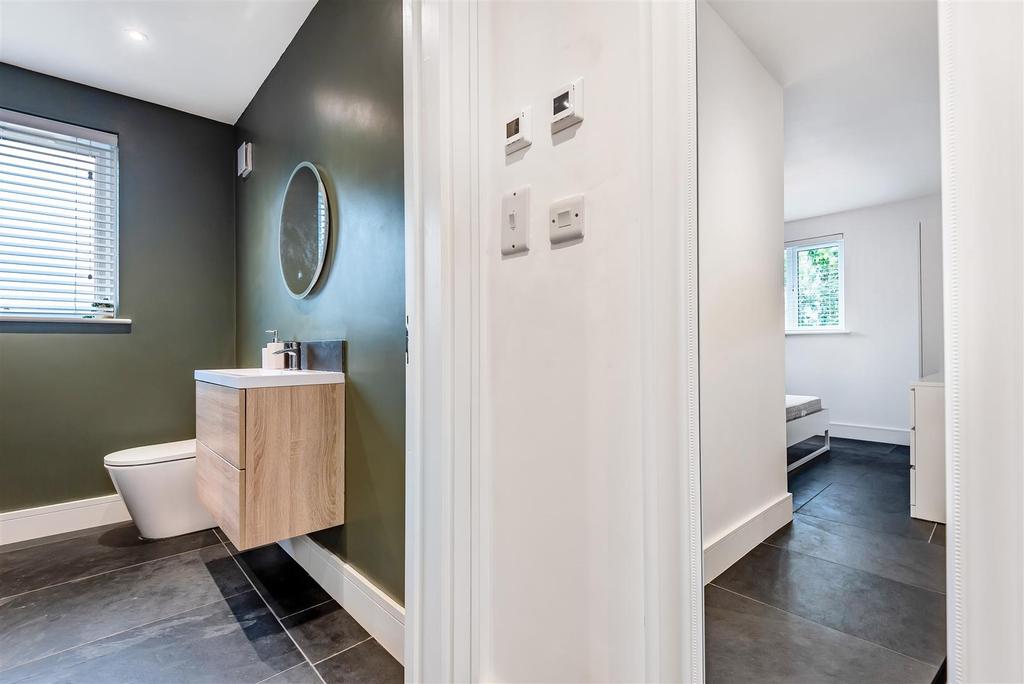 15 Hallway En Suite.jpg