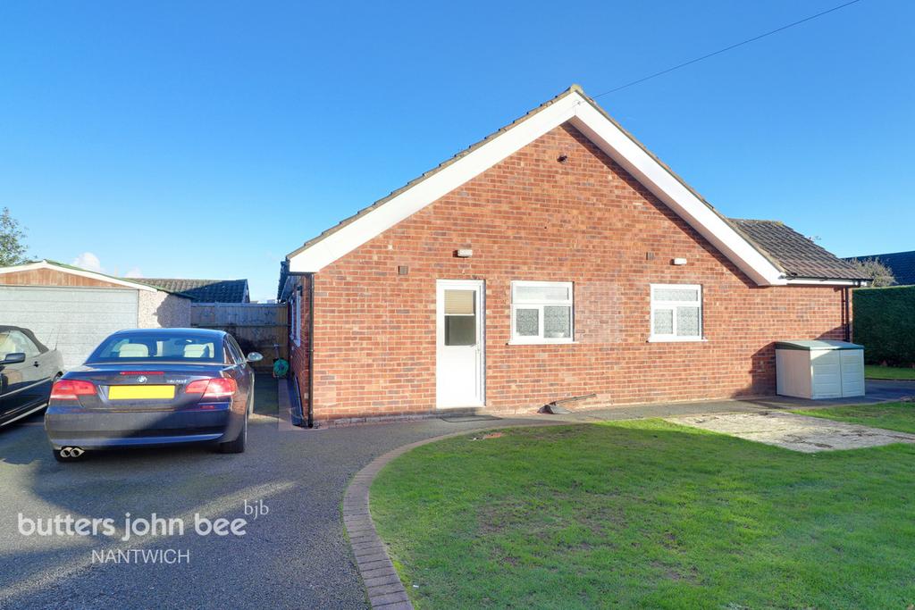 Highfield Drive, Nantwich 3 bed semidetached bungalow £310,000