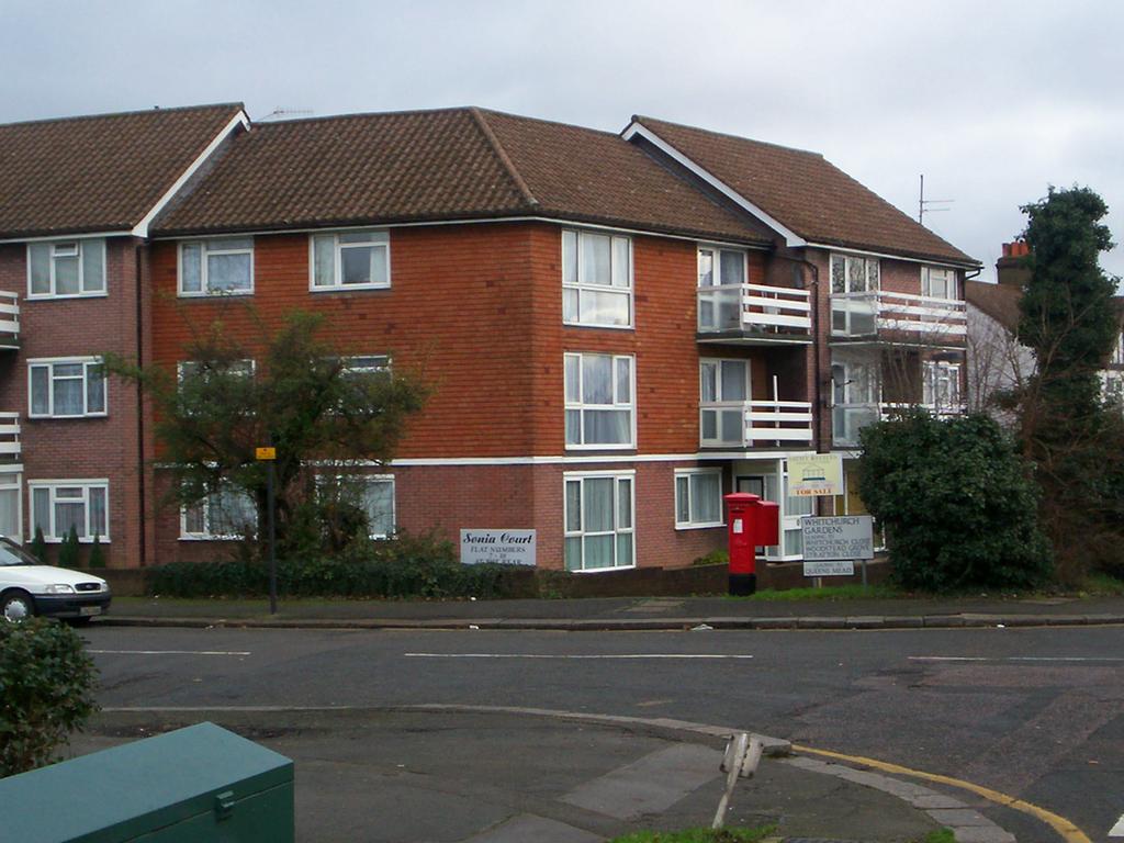 Whitchurch Lane, Edgware HA8 2 bed flat £1,350 pcm (£312 pw)