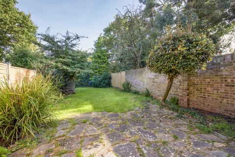 24 Spinney Close, New Malden, KT3 5BQ