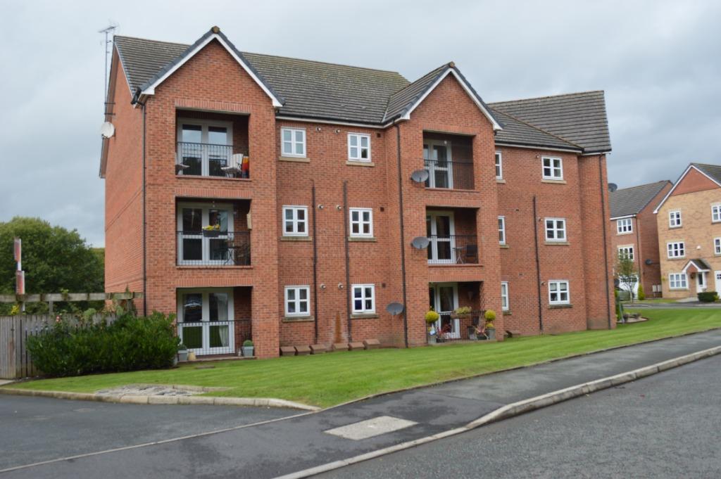 Kingsbury Close, Bury, BL8 2 bed flat £700 pcm (£162 pw)