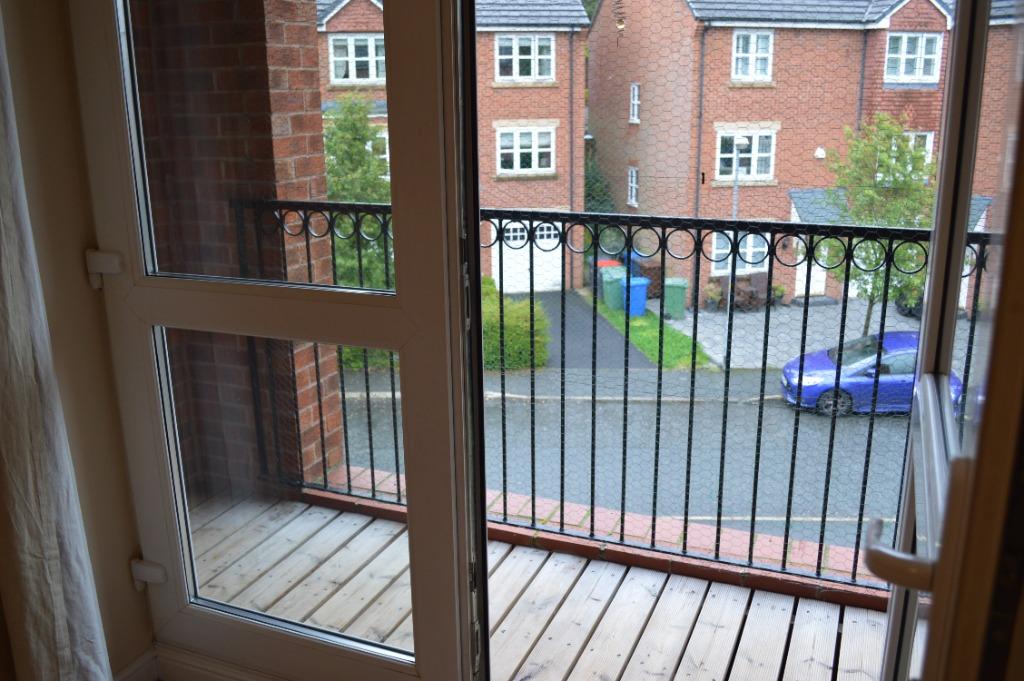 Kingsbury Close, Bury, BL8 2 bed flat £700 pcm (£162 pw)