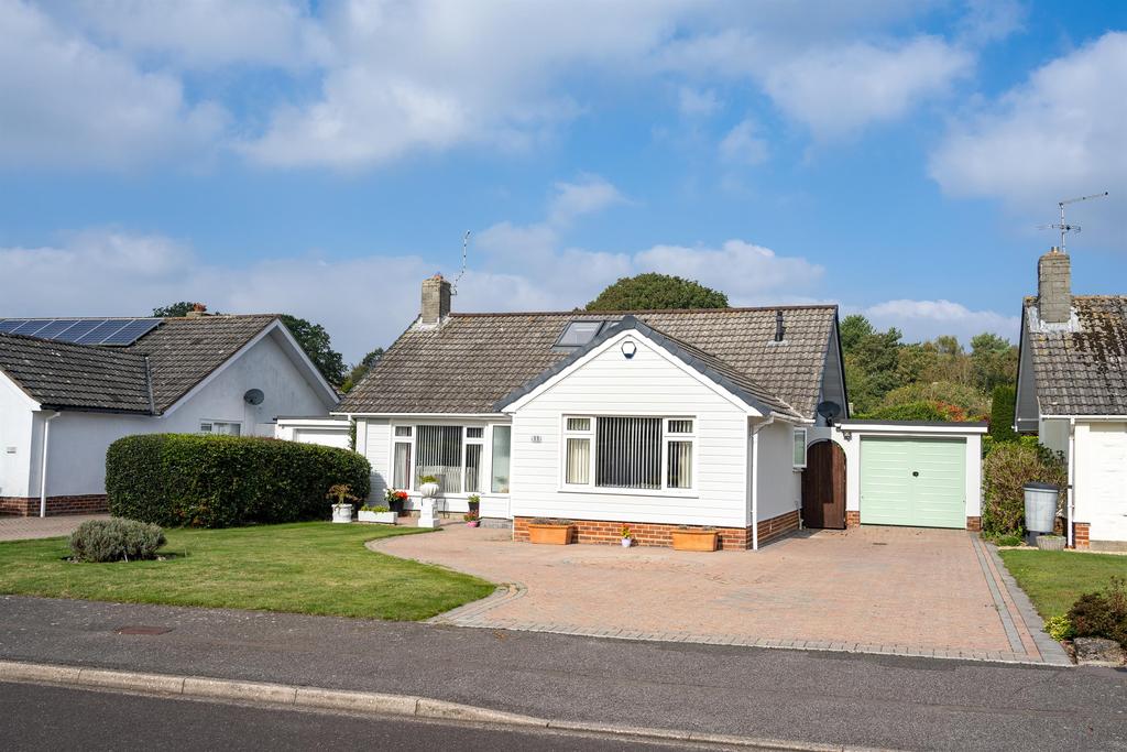 Dunbar Crescent, Highcliffe... 4 bed detached house - £850,000