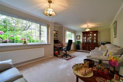 6 The Spinney, Crawley, RH11 8PH