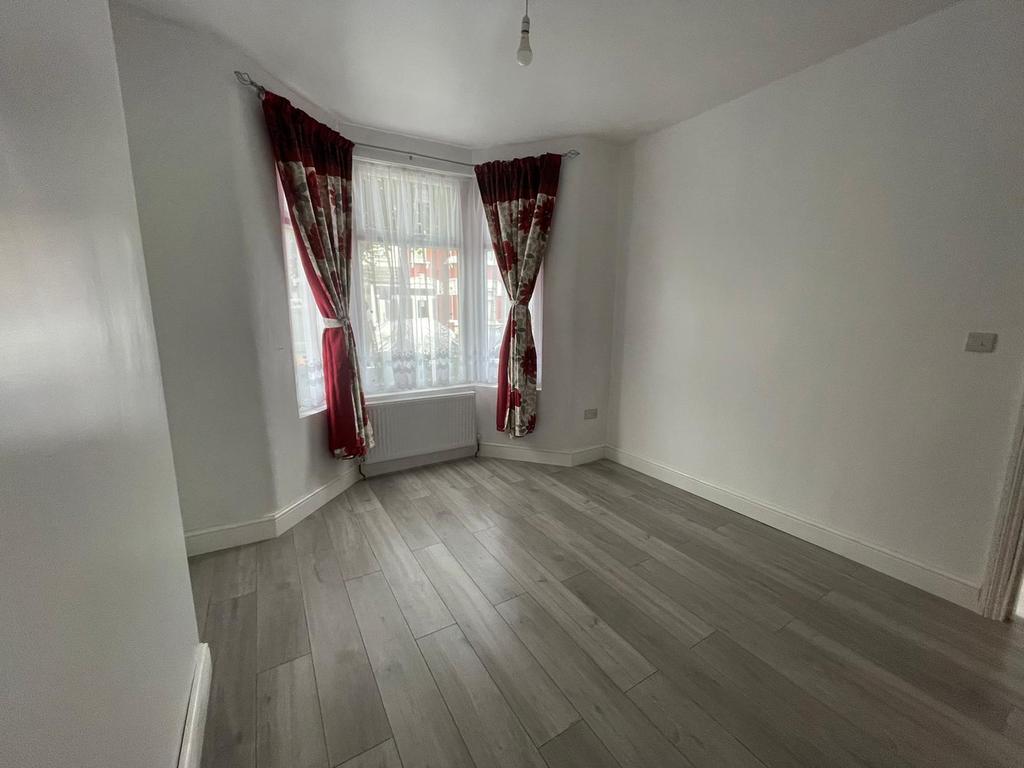 Caulfield Road, E6 2EL 2 bed flat £1,375 pcm (£317 pw)