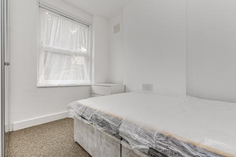 2 bedroom flat to rent, Theatre Street, London