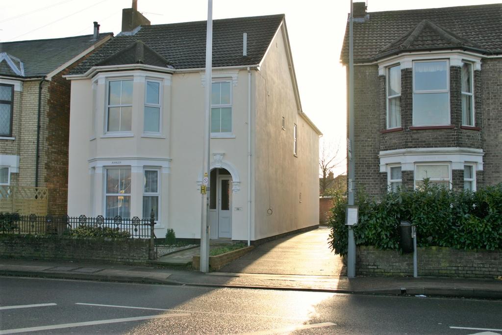 Felixstowe Road, Ipswich, IP3 1 bed ground floor flat £595 pcm (£137 pw)