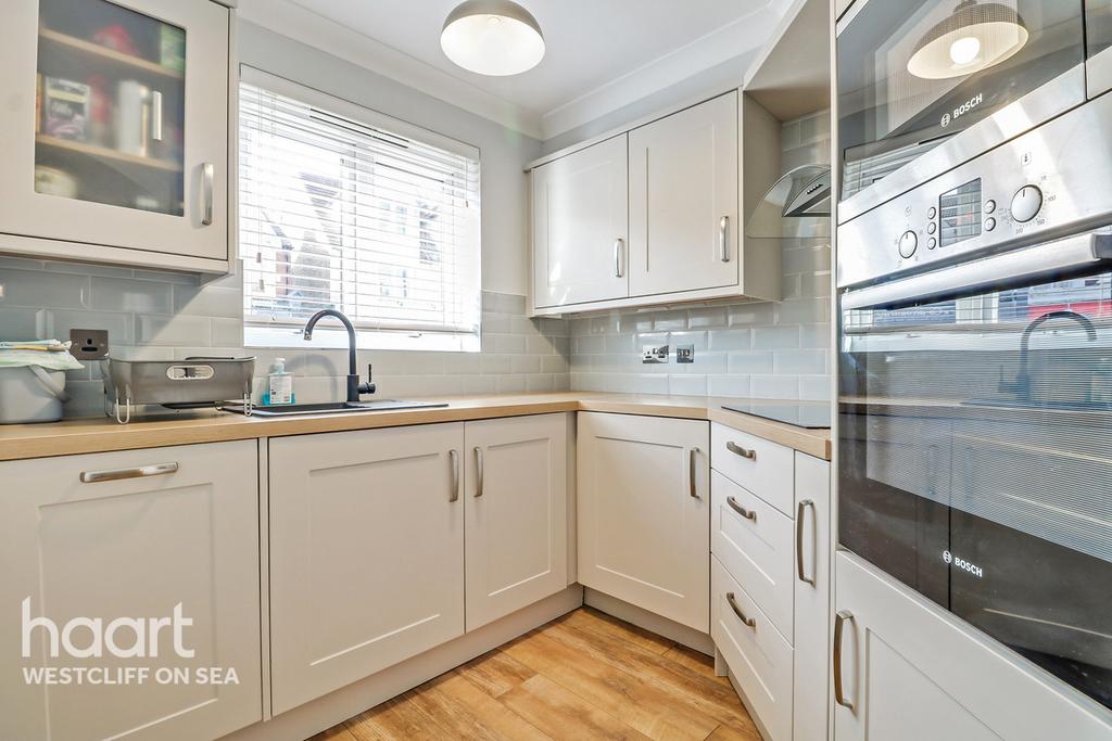 Balmoral Road, WestcliffOnSea 2 bed apartment £200,000