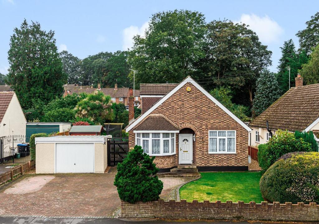 Little Green Lane, Chertsey, KT16 4 bed bungalow £720,000