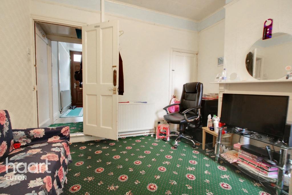 Oak Road, Luton 2 bed terraced house £220,000