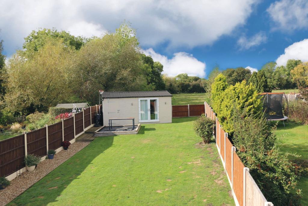 Hadrians Walk, Alcester, B49 3 bed semidetached house £325,000