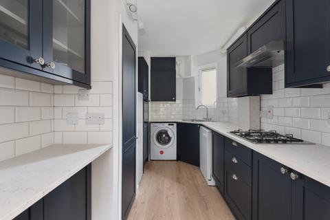 3 bedroom flat to rent, Dane John Court, Canterbury