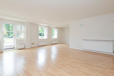 3 bedroom flat to rent, Dane John Court, Canterbury