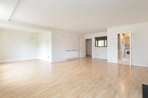 3 bedroom flat to rent, Dane John Court, Canterbury