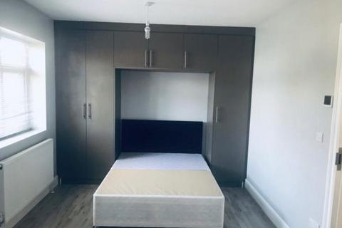 Studio to rent, Hibernia Gardens, Hounslow