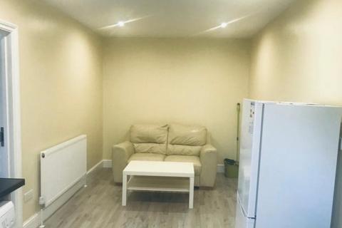 Studio to rent, Hibernia Gardens, Hounslow