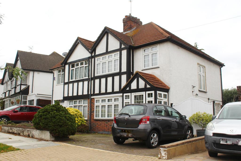 Park Crescent, Harrow Weald 3 bed semidetached house £650,000