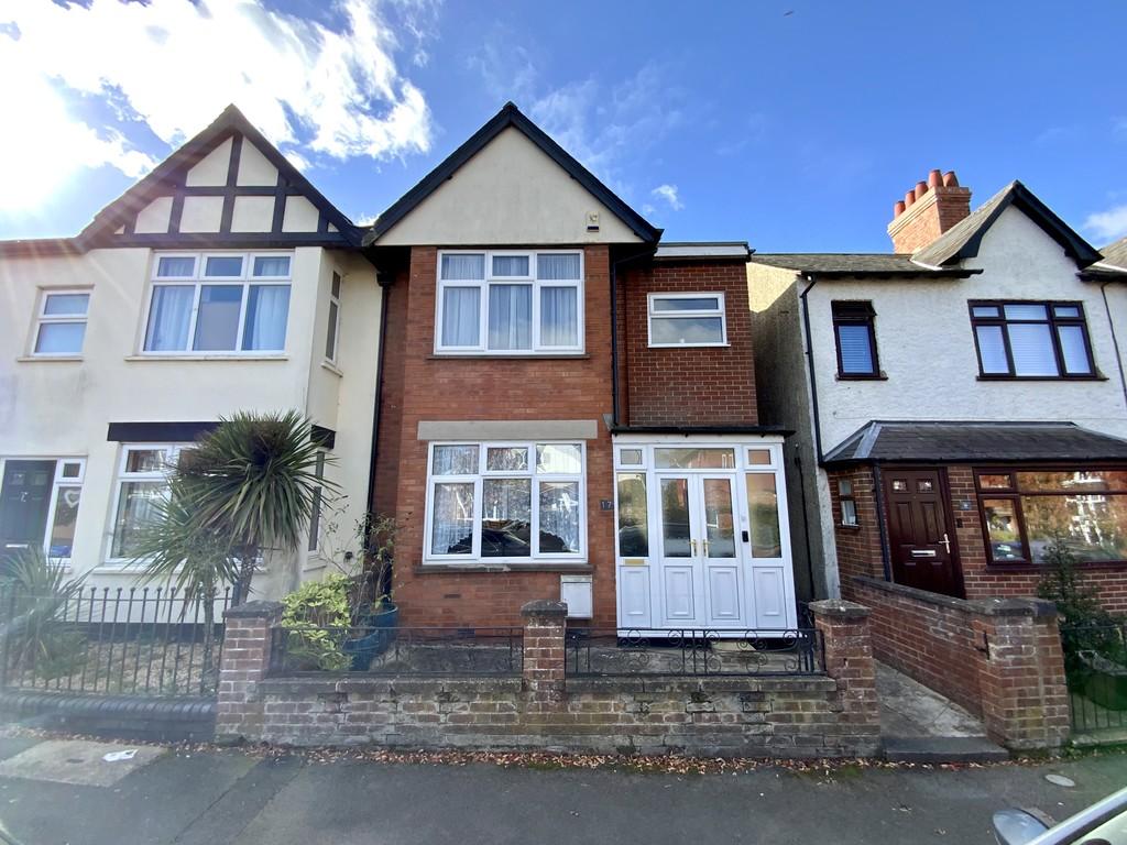 Kingsley Avenue, Daventry, NN11 4AN 3 bed semidetached house £270,000