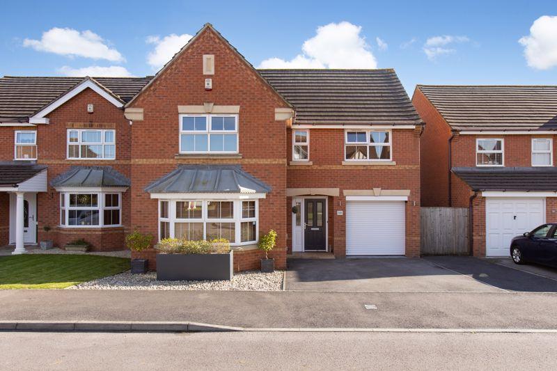 Cornbrash Rise, Paxcroft Mead 4 bed detached house £420,000