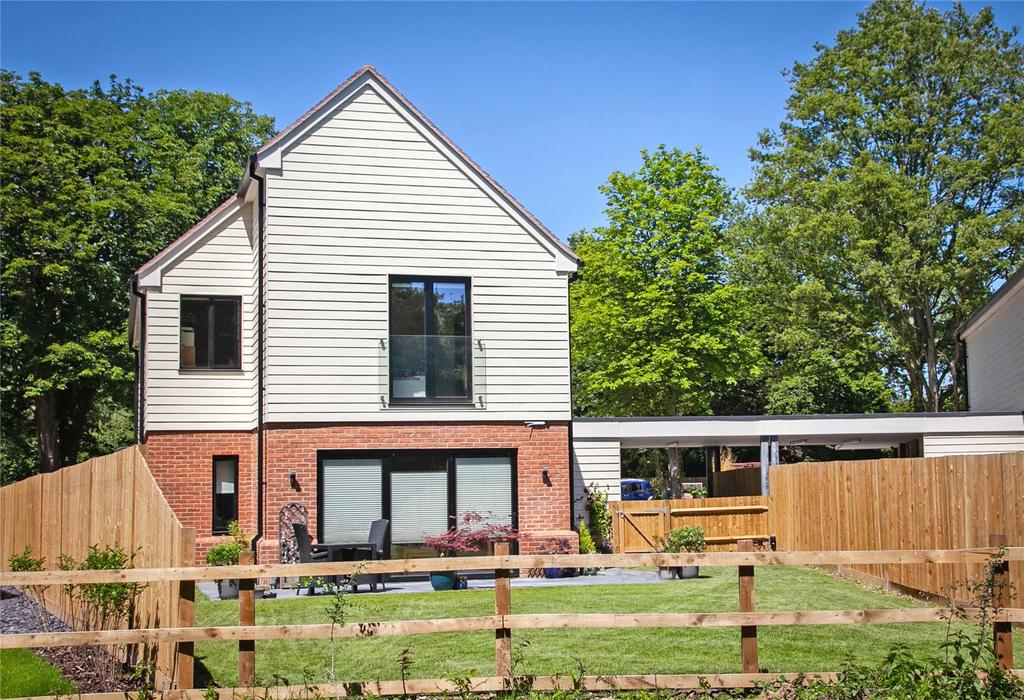 Otium Lake, Pluckley, Kent, TN27 4 bed detached house for sale £725,000