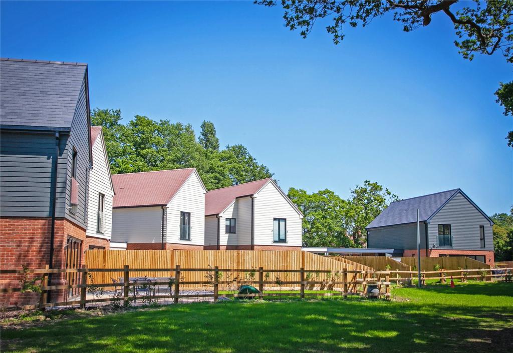 Otium Lake, Pluckley, Kent, TN27 4 bed detached house for sale £725,000