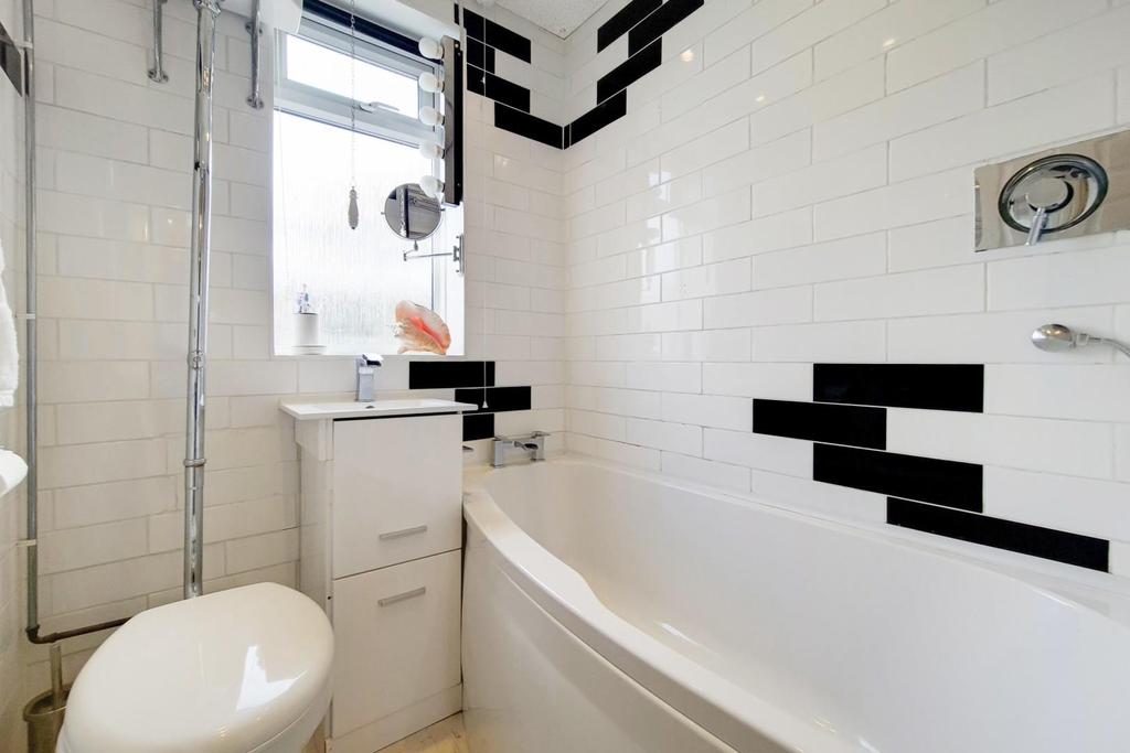 11 Bathroom-0.jpg
