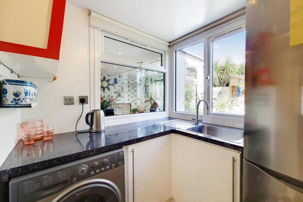 4 Kitchen-2.jpg