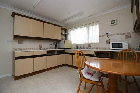 124 Barton Drive, Barton On Sea, New Milton, BH25 7JL